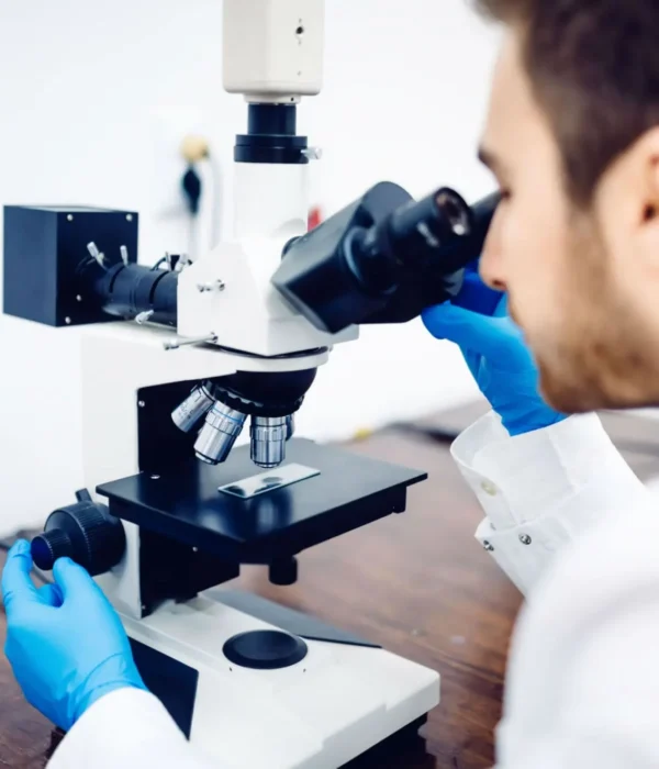 scientifique qui analyse un test adn d’origines
